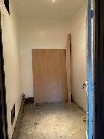 STORAGE EN ALQUILER 12 POR 8 Pies. ELECTRICIDAD INCLUIDA. ELM AVE Y 6T for $175 (long beach/art district)